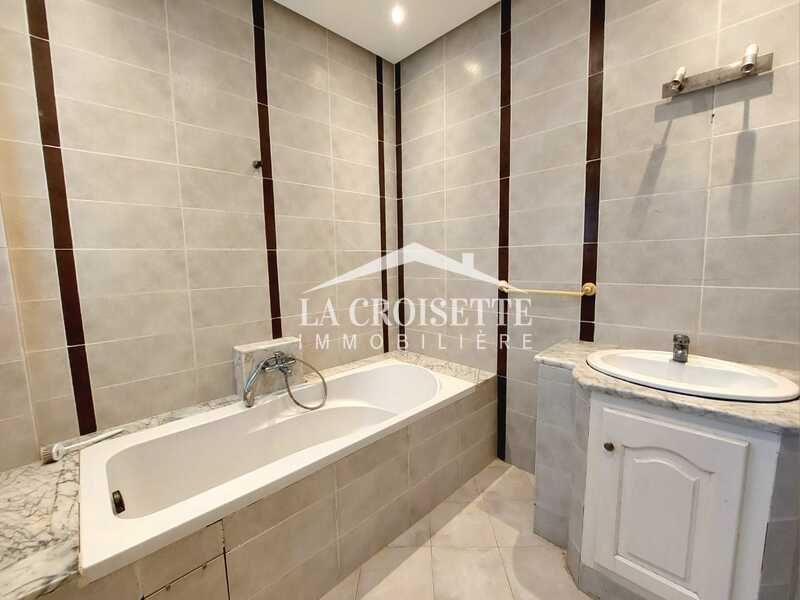 Villa S+5 à La Soukra